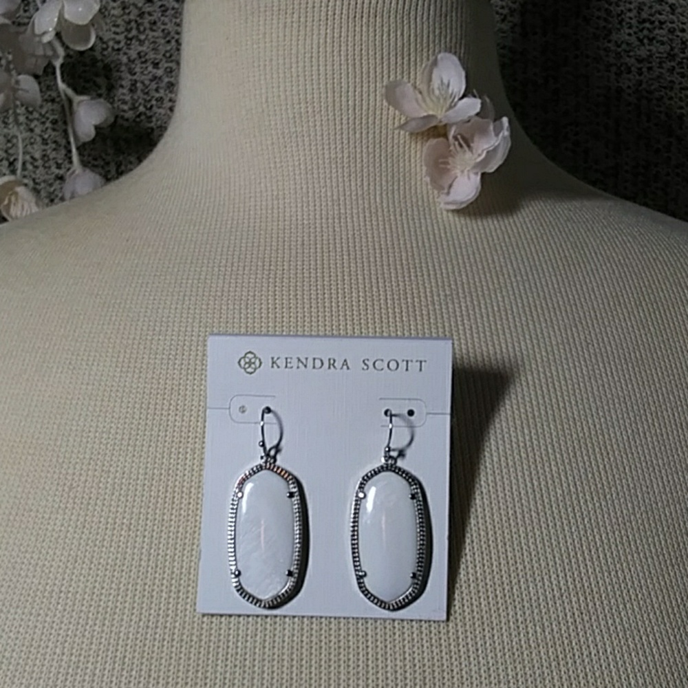EUC Kendra Scott Elle Earrings Pearl Silver